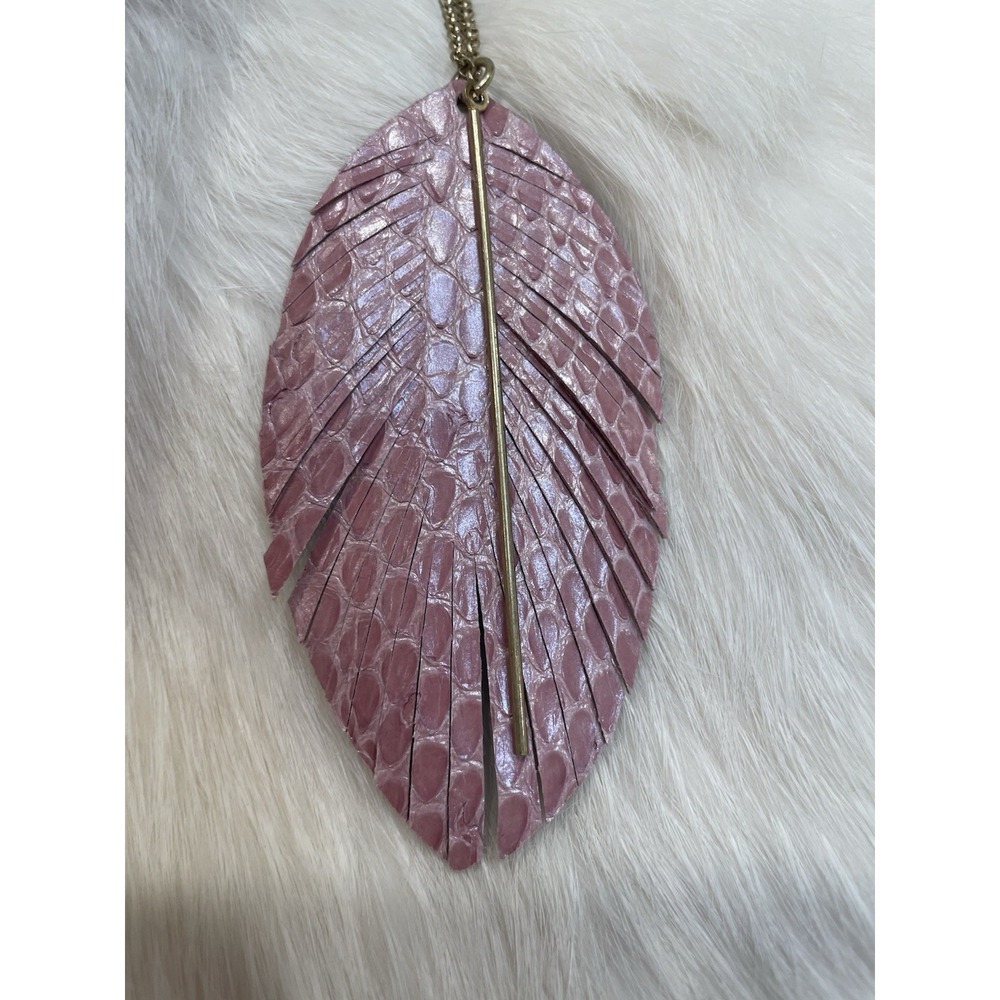 Tell Your Tale Pink Feather Necklace & Earring Set Boho Gold 18in Adjustable